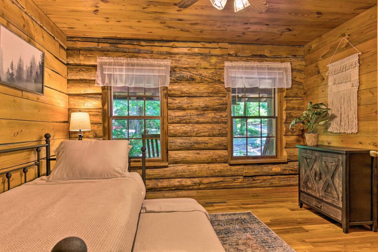 Secluded Cabin With Spacious Kitchen And Dining Area! Sunset Exterior photo